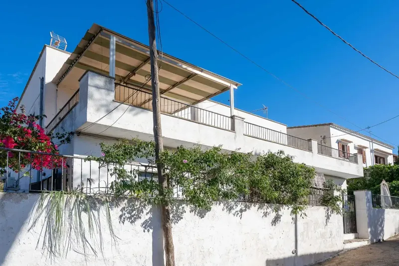 House with a total of 375 m2 built on a plot of 884 m2 in La Bonanova, Palma de Mallorca, divided into 2 apartments on the ground floor — photo 8