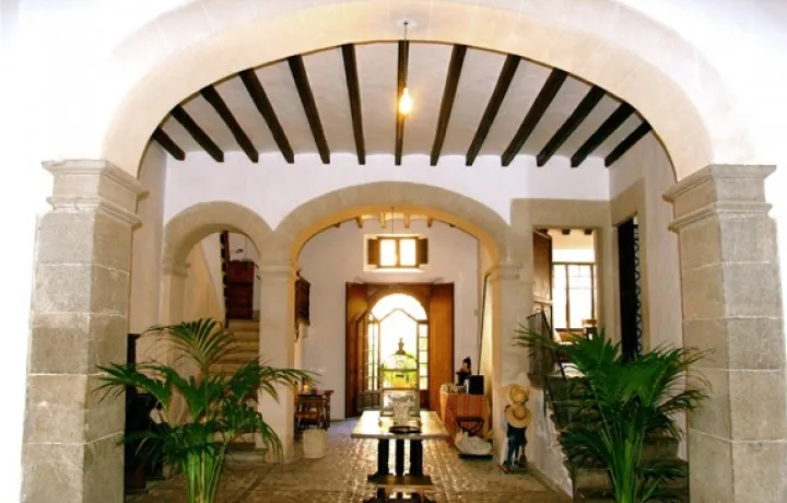 Historic Mallorcan Palace in the center of Soller — photo 3
