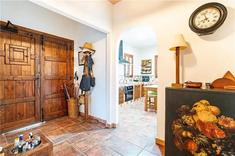 Rustic finca on plot of approx. 14,167 m², approx. 278 m² built, large living room with fireplace, dining room, furnished and equipped kitchen with office — photo 6