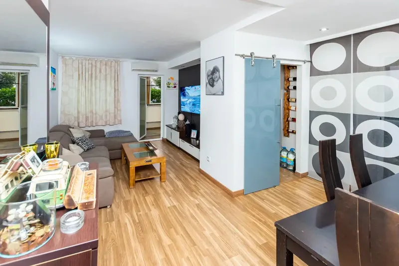 Discover this cozy ground floor apartment in Son Ferrer, a quiet residential area known for its excellent quality of life and its — photo 6