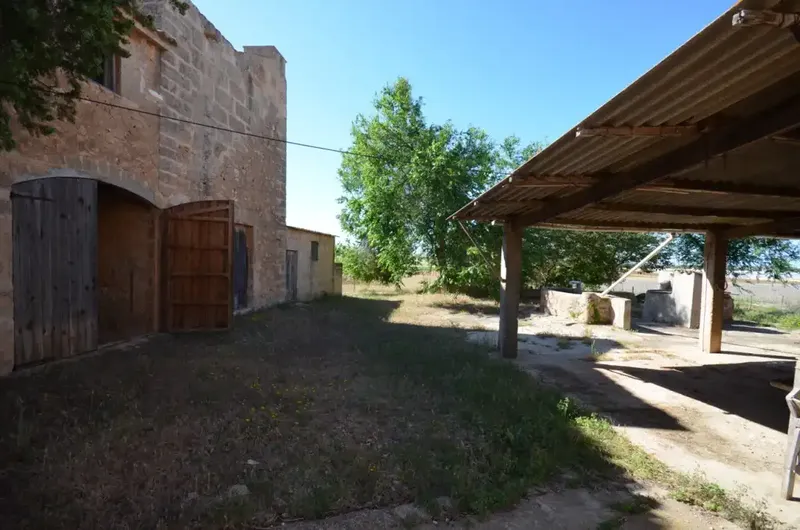 Just 10 minutes by car from Palma de Mallorca, on the old road to Sineu, this traditional estate enjoys a beautiful location — photo 10