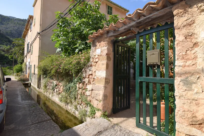 Traditional Mallorcan Property with Land and Great Renovation Potential in Sóller — photo 1