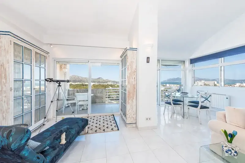 This impressive penthouse for sale in Puerto Pollensa offers stunning, unobstructed sea views, as well as a combination ex — photo 4