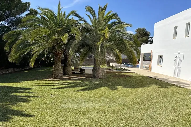 This magnificent detached villa is located in a peaceful urbanization Punta des Port just 400 meters from the charming beach of — photo 6