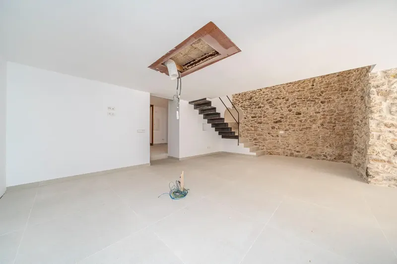 Discover this impressive townhouse located in the center of Petra, an area known for its easy access and availability of parking — photo 11