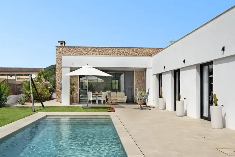 Newly built chalet in the quiet residential area of Crestatx, north of Mallorca, combining contemporary design — photo 4