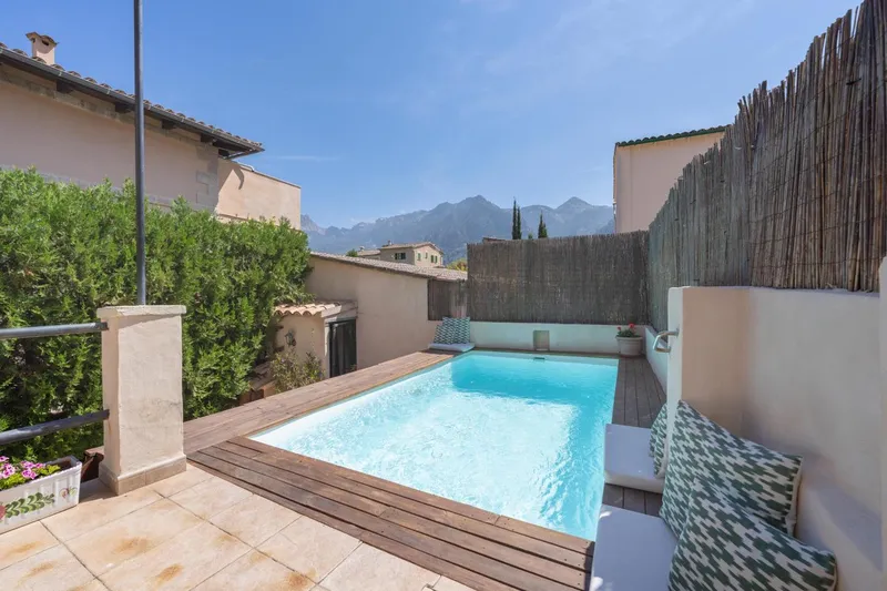 Semi-detached house with pool near the center — photo 2