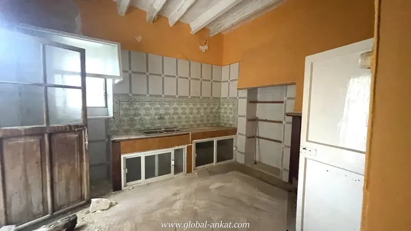 Manor-style townhouse with typical Mallorcan architectural details, such as arches and exposed beams, located in a privileged area — photo 6
