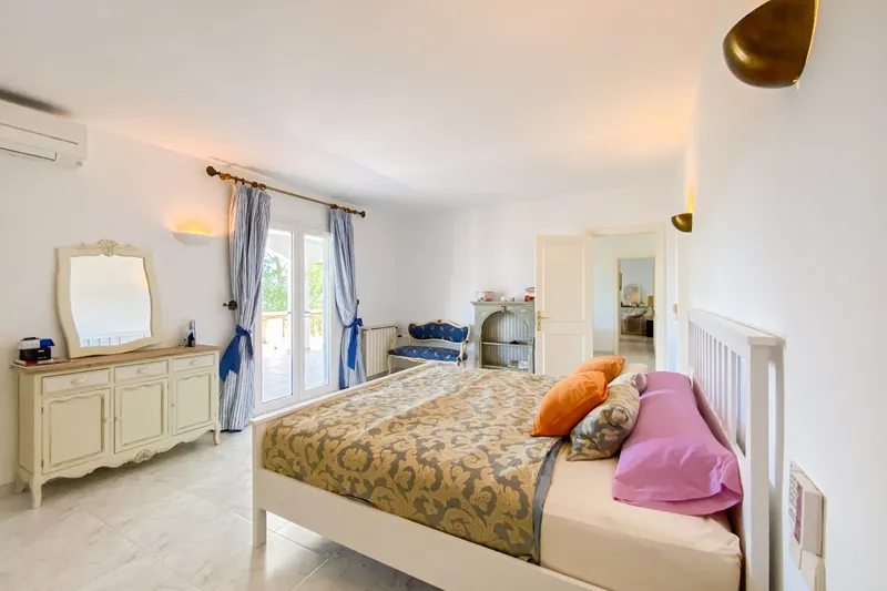 Spacious single-family home with sea views and pool plus separate guest apartment — photo 12