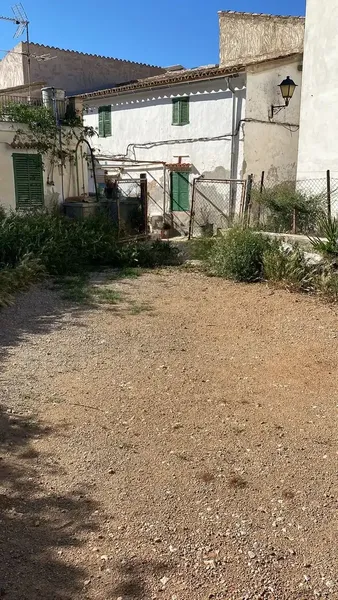 We offer a buildable plot of 548 m2 and an old house of 196 m2 to renovate – each with its own deed. — photo 2