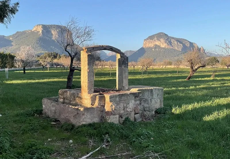 Plot for sale with building permit and own well for a dream house near Alaró with views of the twin mountains — photo 1