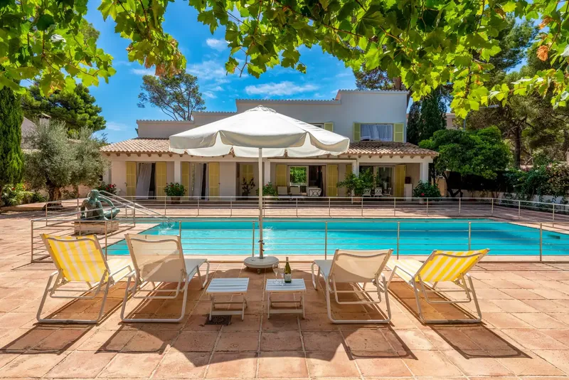 A paradise in the center of Cala Ratjada: This charming villa with large pool, pool house and private garden is located on a plot — photo 3