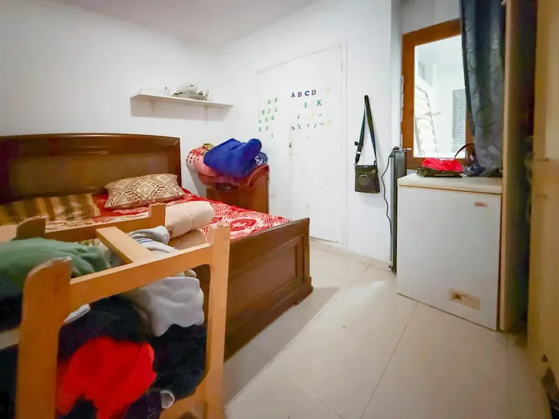 We present this spacious second floor without elevator that stands out for its large rooms and brightness. Located right on Gran Vía de Colón — photo 4