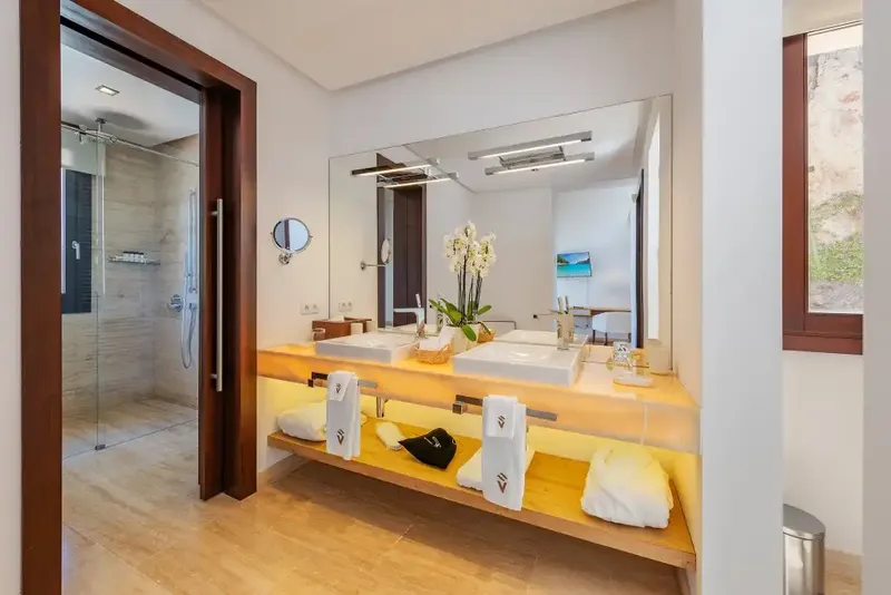 This spacious detached villa for sale in Canyamel is beautifully presented in a chic contemporary style with high ceilings — photo 11