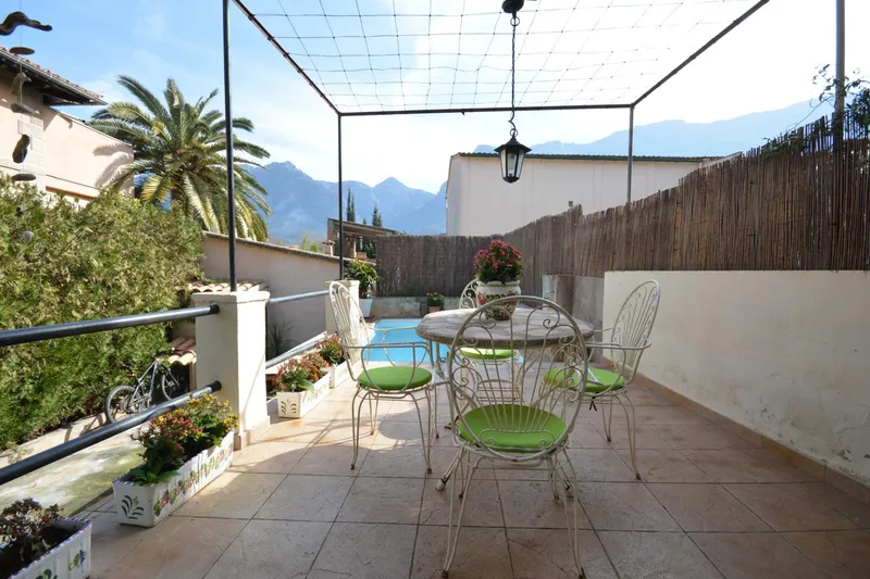 Semi-detached house with pool near the center — photo 8