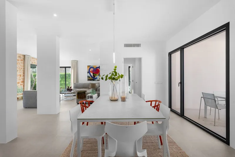 Exclusive designer villa with pool and sea views near the beach — photo 10