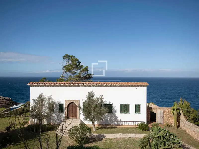 Lucas Fox presents this Mediterranean-style villa for sale in Banyalbufar, with private jetty and direct access to the sea. — photo 1