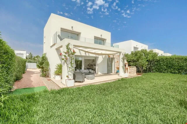 Modern three-bedroom coastal villa with sun-drenched terraces for sale in Sa Ràpita — photo 6