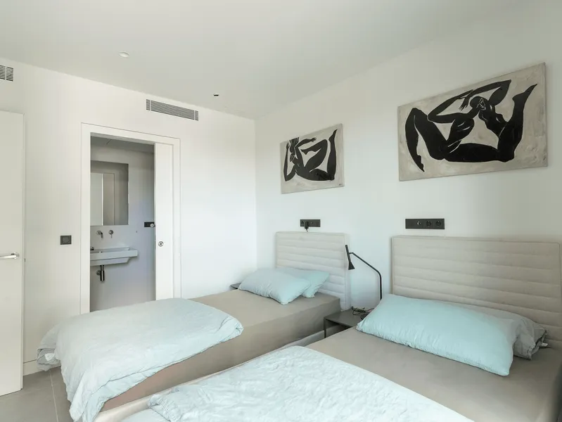 Modern 2-bedroom apartment with terrace in Nou Levant — photo 11