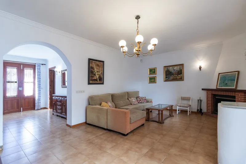 Traditional House with Rooftop Terrace offering lots of Possibilities in Prime Molinar Location — photo 9