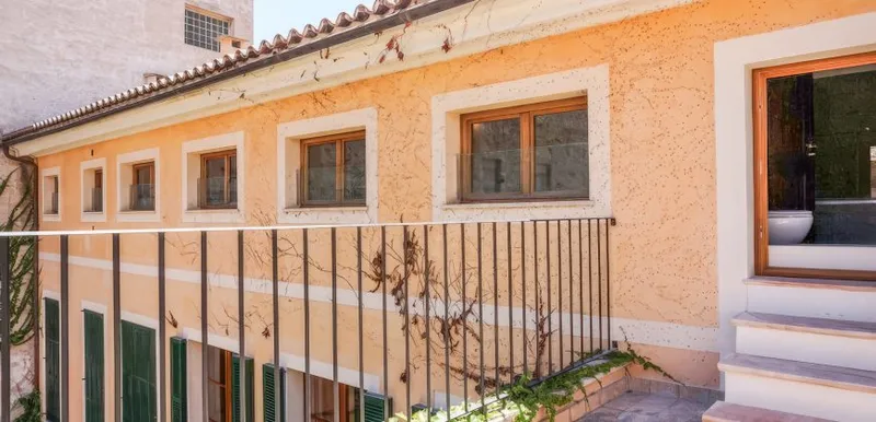 Attic apartment for rent next to Palma Cathedral in stately building — photo 2