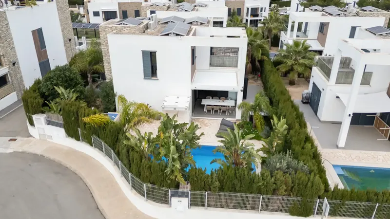 This villa, built in 2019, is located in a quiet and well-maintained residential area of Cala Murada, a few minutes by car from the — photo 1