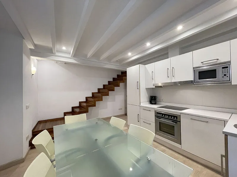 Elegant duplex flat with 2 bedrooms and 2 bathrooms in La Lonja area, Palma — photo 3