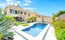 Stylish semi-detached house with pool & garden - carport — photo 1