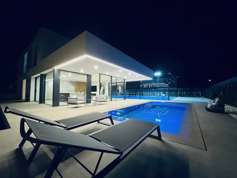 *VILLA CONTEMPORÁNEA DE ALTA GAMA CON PISCINA INFINITY Y PISTA DE PÁDEL PRIVADA* — photo 3