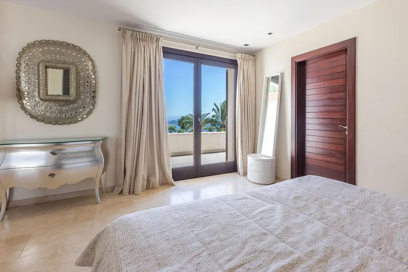 Fantastically located villa with tennis court and breathtaking views — photo 11