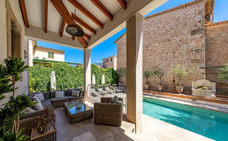 Exceptional townhouse with swimming pool and parking — photo 3