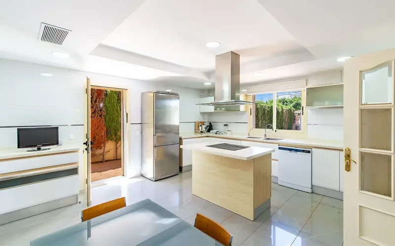 This beautiful townhouse in Puig de Ros with pool, garden and large underground parking is located in an attractive residential area — photo 9