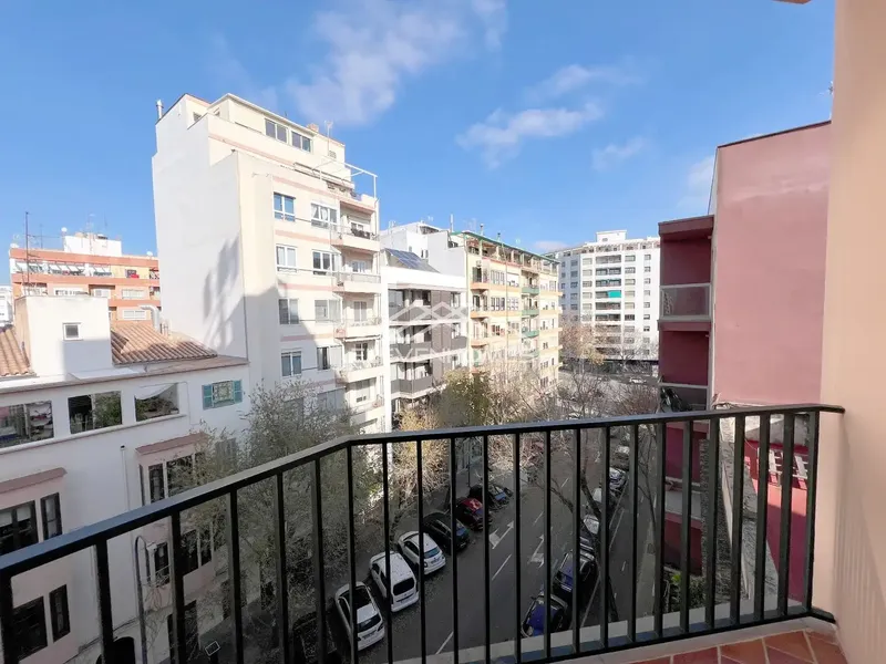 Located in the coveted area of Bonaire, this spacious fifth-floor apartment in a well-maintained building with elevator offers an opportunity — photo 2