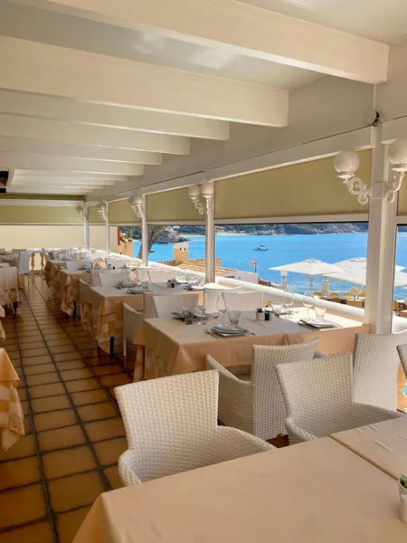 Historic restaurant on the first line of the sea with terrace and pool — photo 9