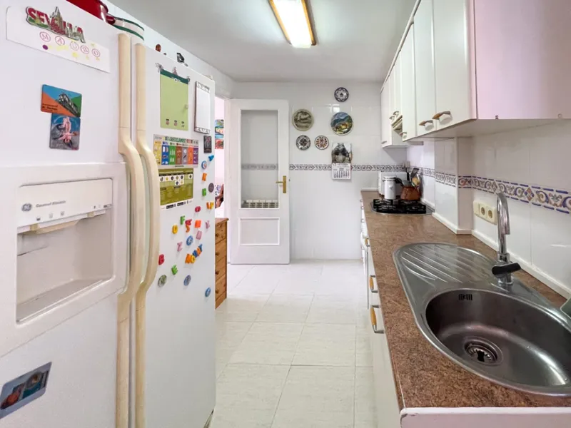 Sunny 2-bedroom apartment with private parking — photo 9