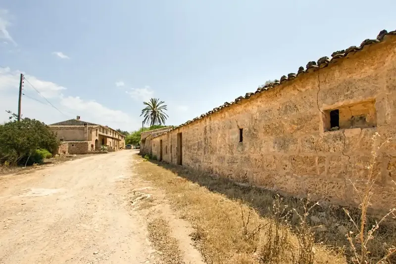 Surrounded by almost 125 hectares of land, this rustic estate is located near Puigderrós in the municipality of Llucmajor. It borders — photo 1