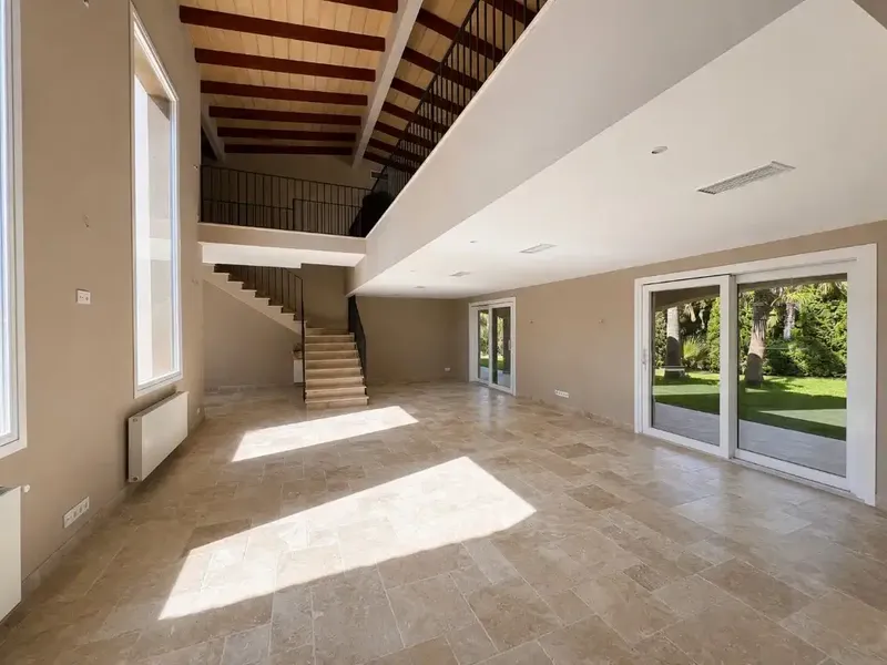 Ubicada en la tranquila zona residencial de Sol de Mallorca, en el suroeste de Mallorca, esta preciosa villa reformada combina amplios espac — photo 5
