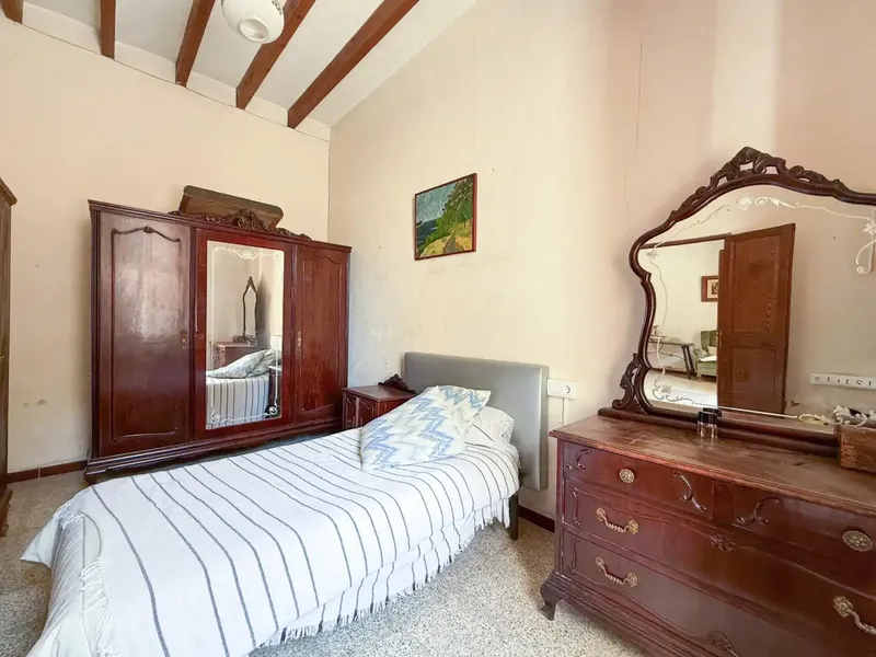 Discover this charming semi-detached house in the picturesque village of Consell, Mallorca. With a built area of 343 m², this — photo 9