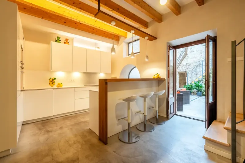 This exceptional townhouse in the heart of Artà combines Mallorcan character with modern comfort - and is particularly — photo 5