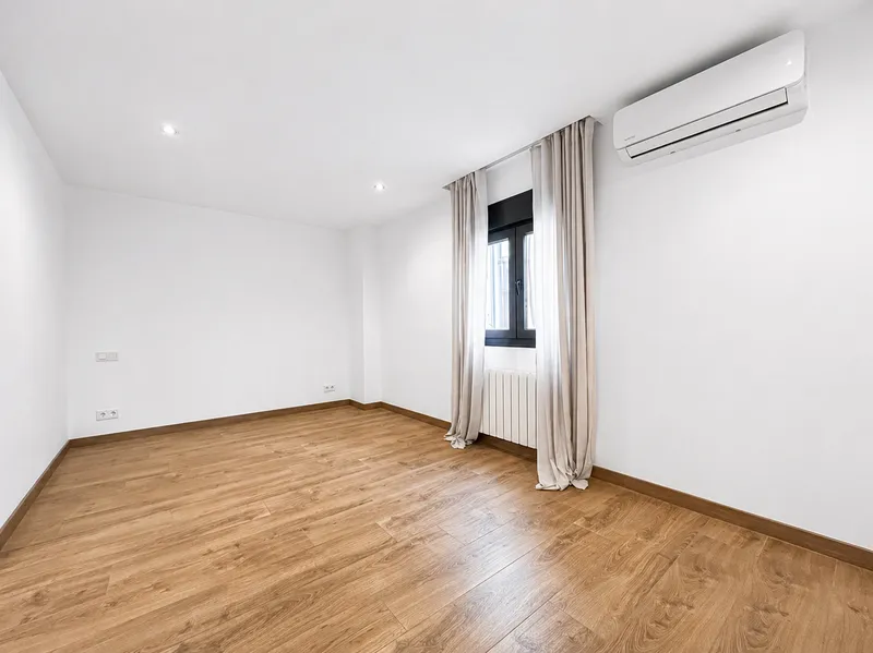 Elegant renovated apartment with terrace in the heart of Santa Catalina, Palma — photo 9