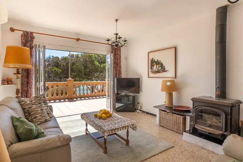 This villa with fantastic sea views in a privileged location in Cala Mesquida combines Mediterranean charm, spacious living and — photo 4