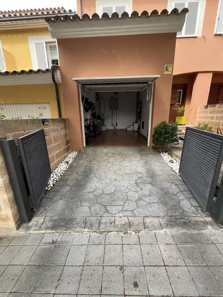 Chalet adosado de 3 plantas con jardín, solárium y garaje particular. — photo 3