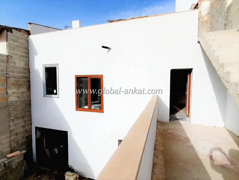 House in the center of Felanitx (La Soledad area), with a plot area of about 361m2. According to the project, it is distributed as follows — photo 1
