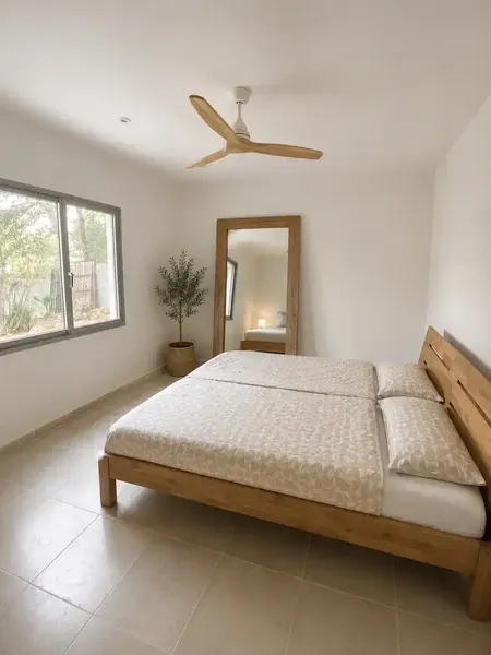 Disponible inmediatamente. Este precioso chalet de cuatro dormitorios, completamente renovado en 2026, combina el encanto de la arquitectura — photo 5