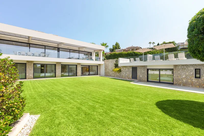 Modern sea-view villa with separate guest area — photo 2