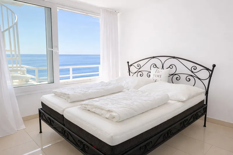 Exclusive coastal gem: a beachfront penthouse with direct access to the ocean — photo 11