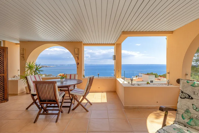 Sea view apartment in sought-after residential area in Illetas — photo 1
