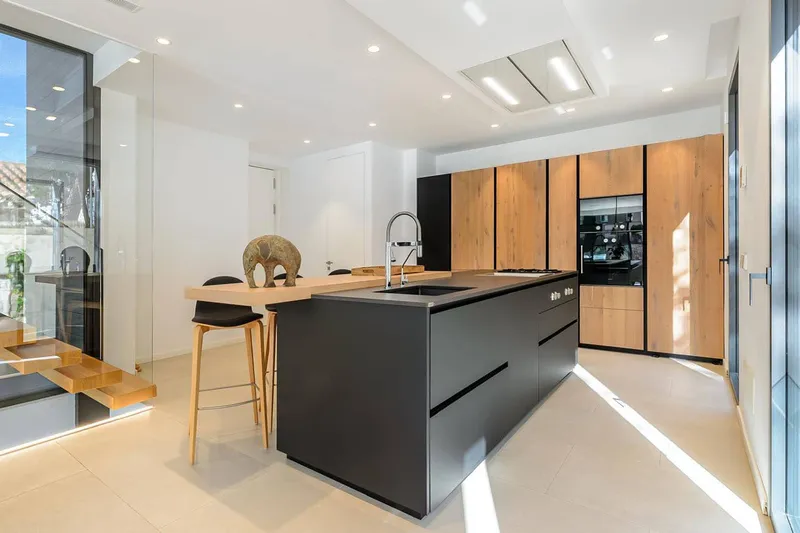 Contemporary villa in a prime location with plenty of privacy — photo 9
