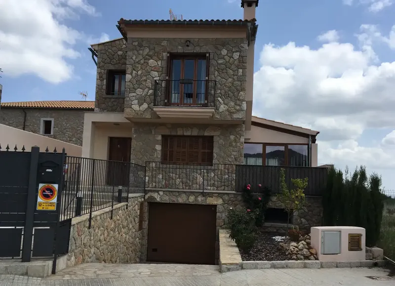 Chalet unifamiliar ubicado en la falda de la Serra de Tramontana cerca de estación de tren con vistas despejadas a montaña y valle. Gran par — photo 1