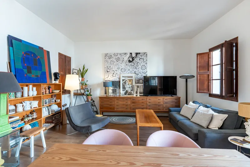 Historic Two-bedroom Apartment with Big Balcony in Lively Arxiduc Neighbourhood — photo 6